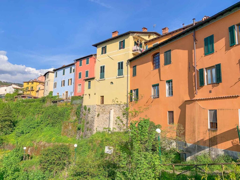Cosa vedere in Garfagnana case colorate fuori dal centro storico di Barga 