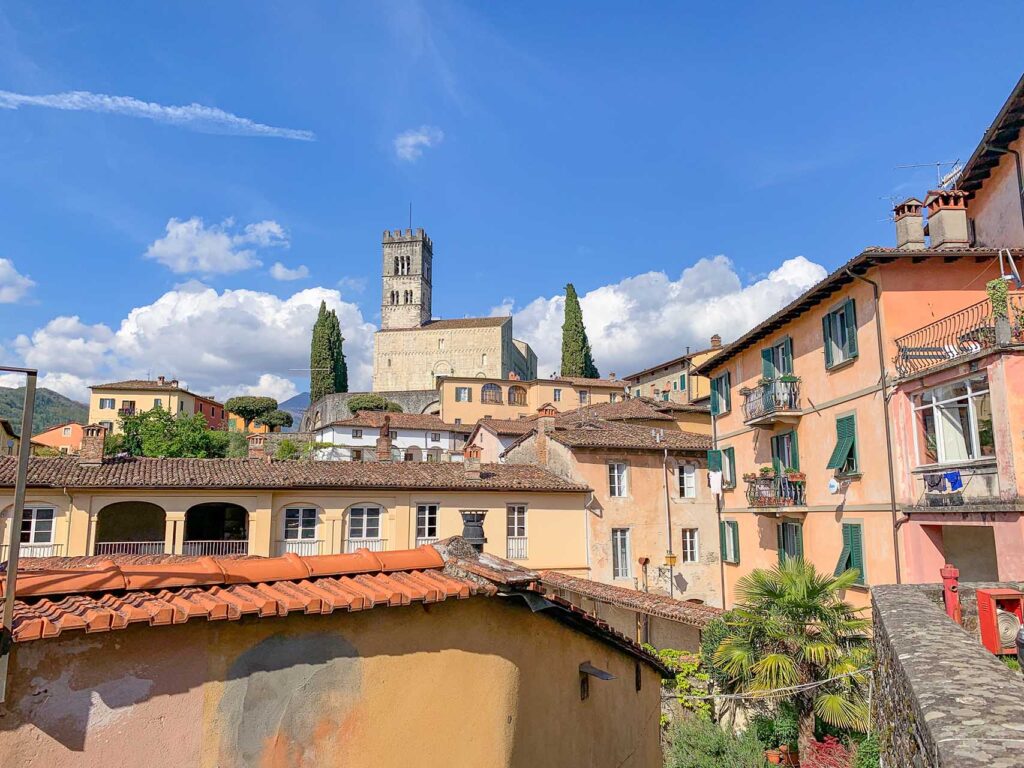 Cosa vedere in Garfagnana Barga e il duomo visti dal basso