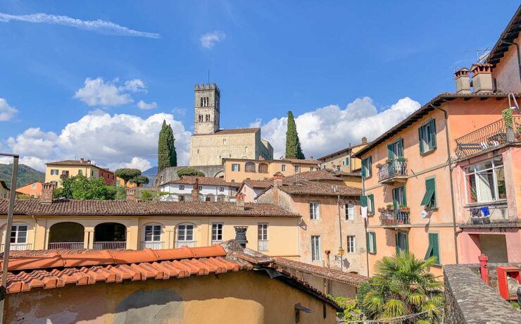 Cosa vedere in Garfagnana Barga e il duomo visti dal basso