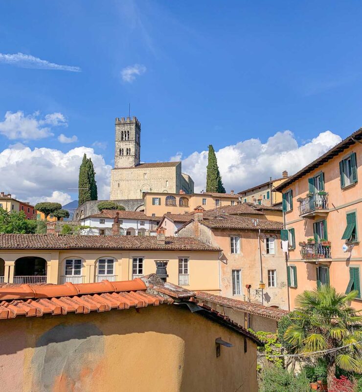 Cosa vedere in Garfagnana Barga e il duomo visti dal basso