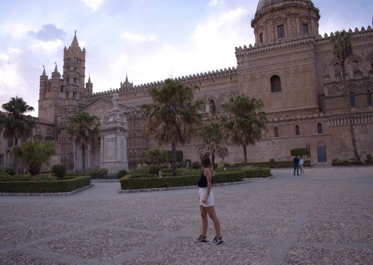 Ragazza di spalle che guarda la cattedrale di Palermo