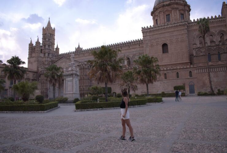 Ragazza di spalle che guarda la cattedrale di Palermo