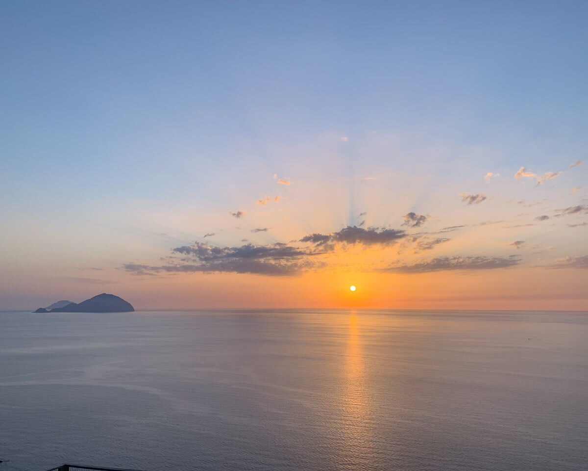 Cosa vedere a Salina tramonto con vista su Alicudi e Filicudi dal belvedere semaforo