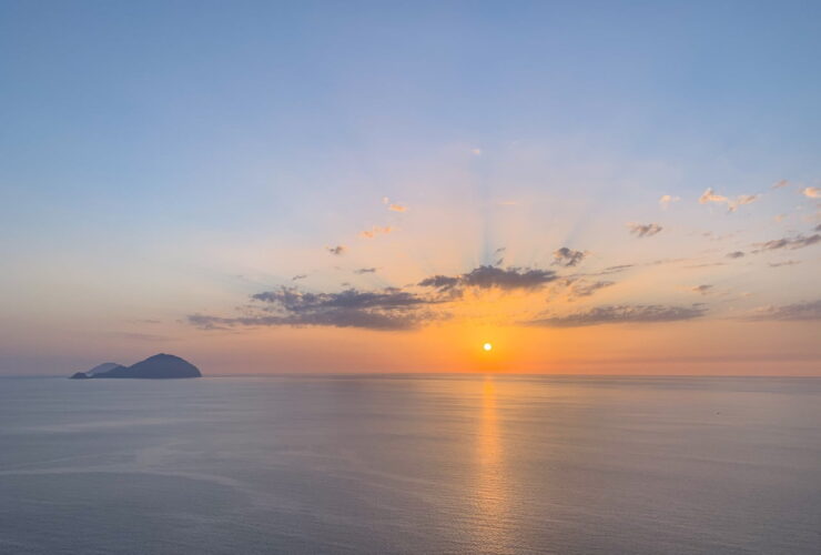 Cosa vedere a Salina tramonto con vista su Alicudi e Filicudi dal belvedere semaforo