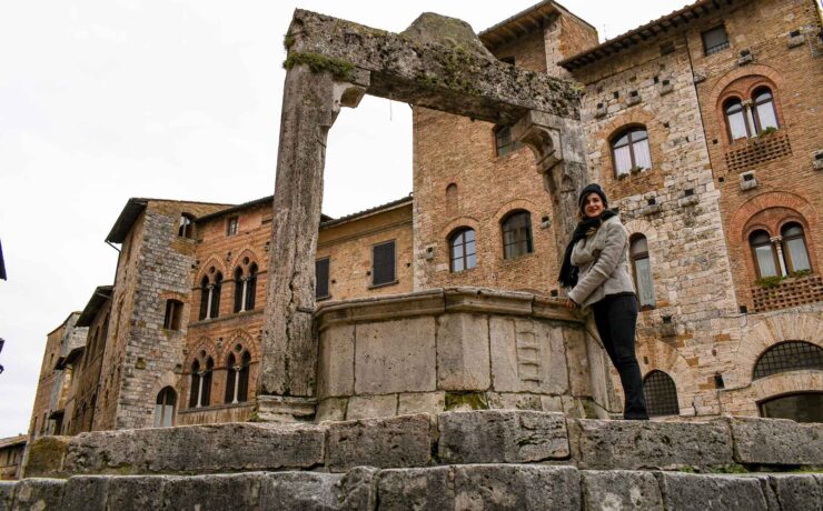 ragazza sul pozzo nella piazza principale di San Gimignano