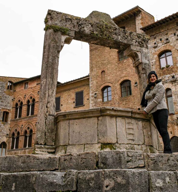 ragazza sul pozzo nella piazza principale di San Gimignano