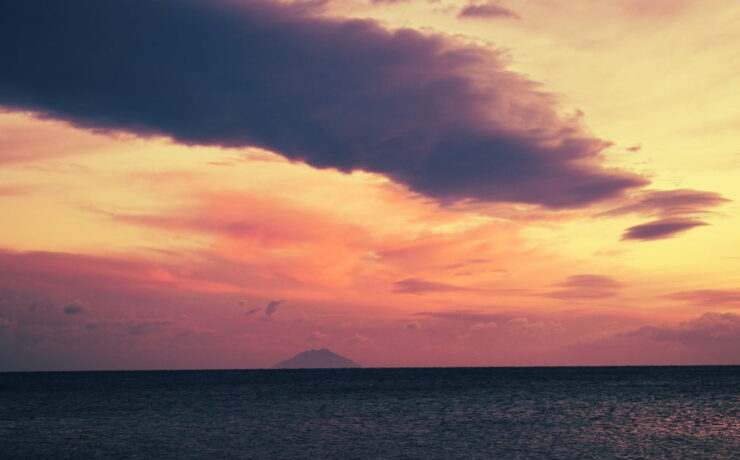 vista dell'isola d'elba dal mare al tramonto