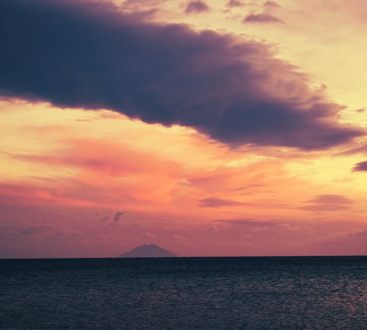 vista dell'isola d'elba dal mare al tramonto