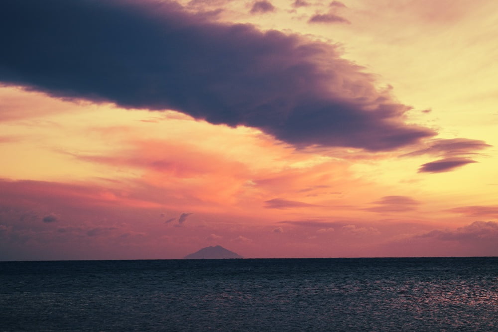 vista dell'isola d'elba dal mare al tramonto