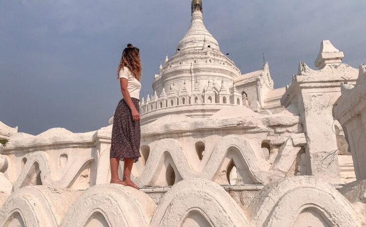 Ragazza di spalle che guarda pagoda bianca