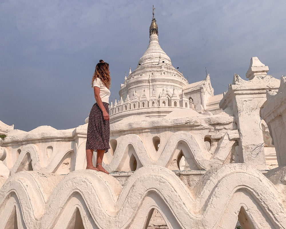 Ragazza di spalle che guarda pagoda bianca