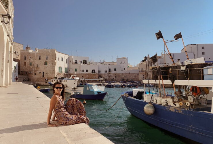 Ragazza seduta sul porticciolo del porto di Monopoli