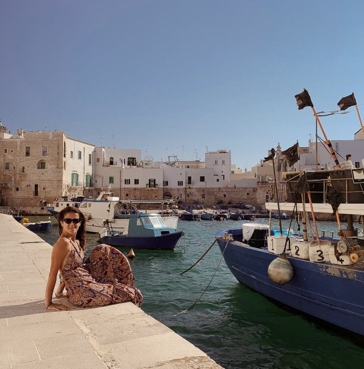 Ragazza seduta sul porticciolo del porto di Monopoli