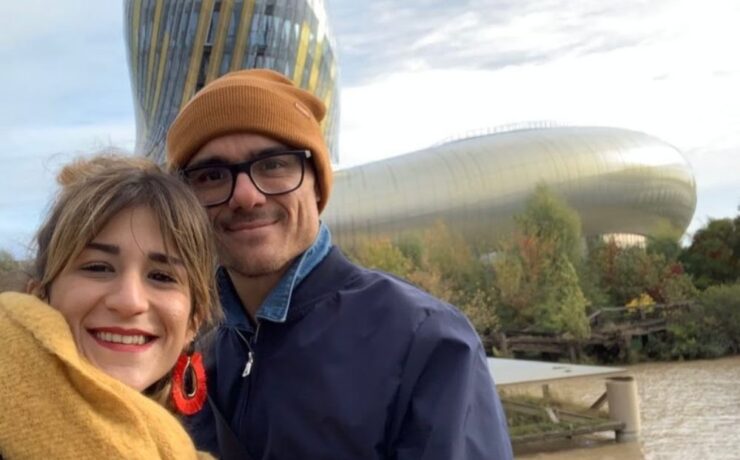 in foto si vedono due ragazzi sorridenti davanti al muse de vin a bordeaux