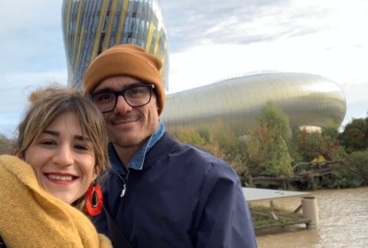 in foto si vedono due ragazzi sorridenti davanti al muse de vin a bordeaux