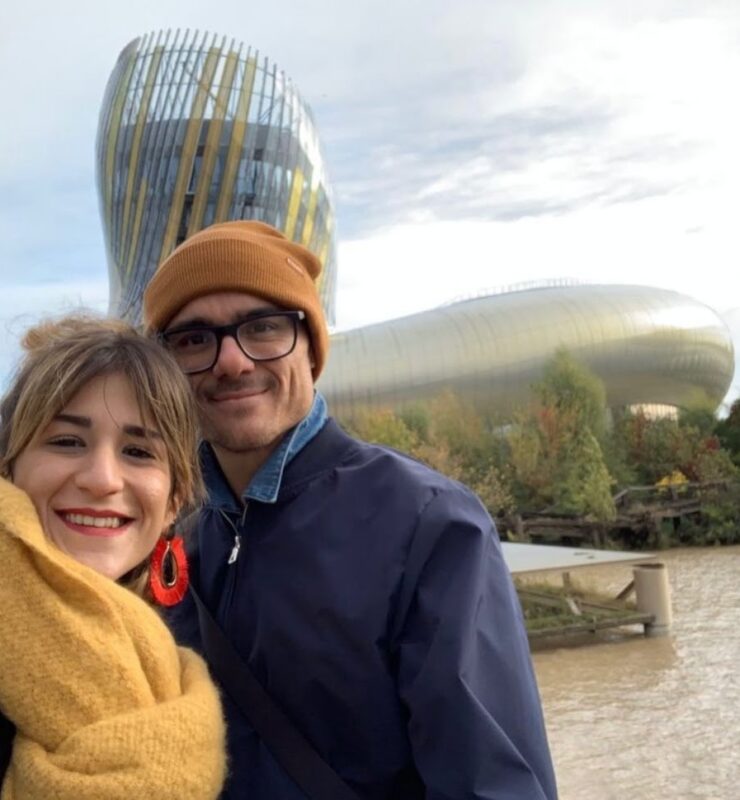 in foto si vedono due ragazzi sorridenti davanti al muse de vin a bordeaux