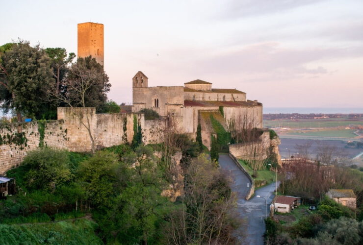 in foto si vede una delle torri di tarquinia