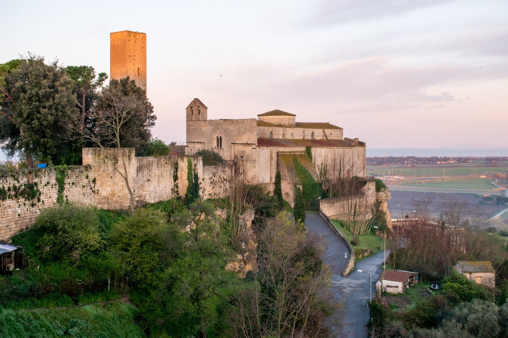 in foto si vede una delle torri di tarquinia