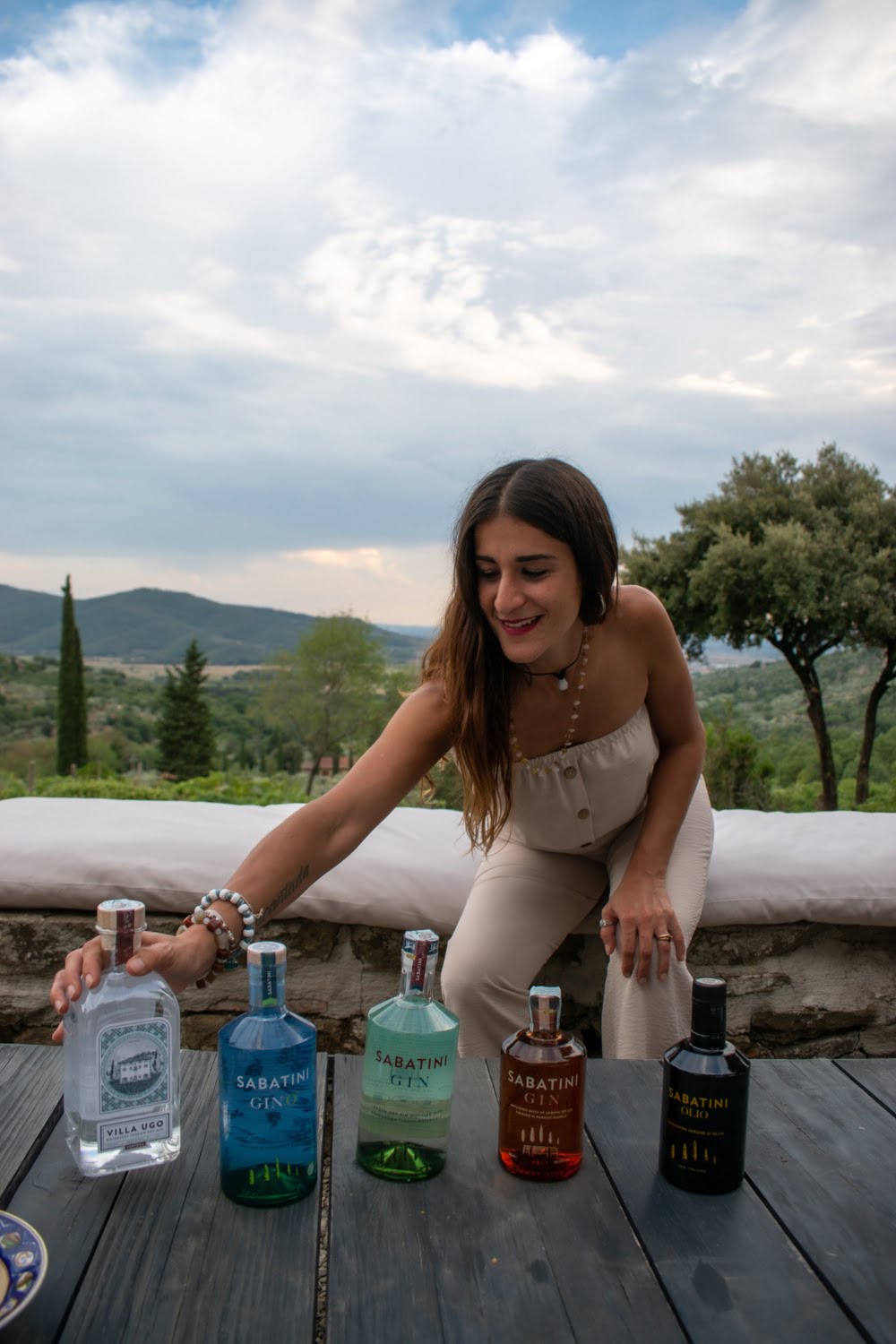 RAGAZZA CHE PRENDE IN MANO BOTTIGLIA GIN SABATINI 