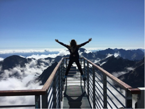 ragazza che viaggia da sola di spalle
